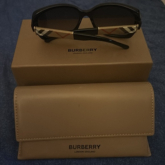 New Burberry Sunglasses with 13 month Sunglass Hut Protection Plan - Picture 2 of 10